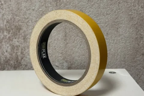 Rollo de cinta de doble cara Pegaplak de tejido de algodón con liner de papel amarillo, para fijar moquetas y alfombras