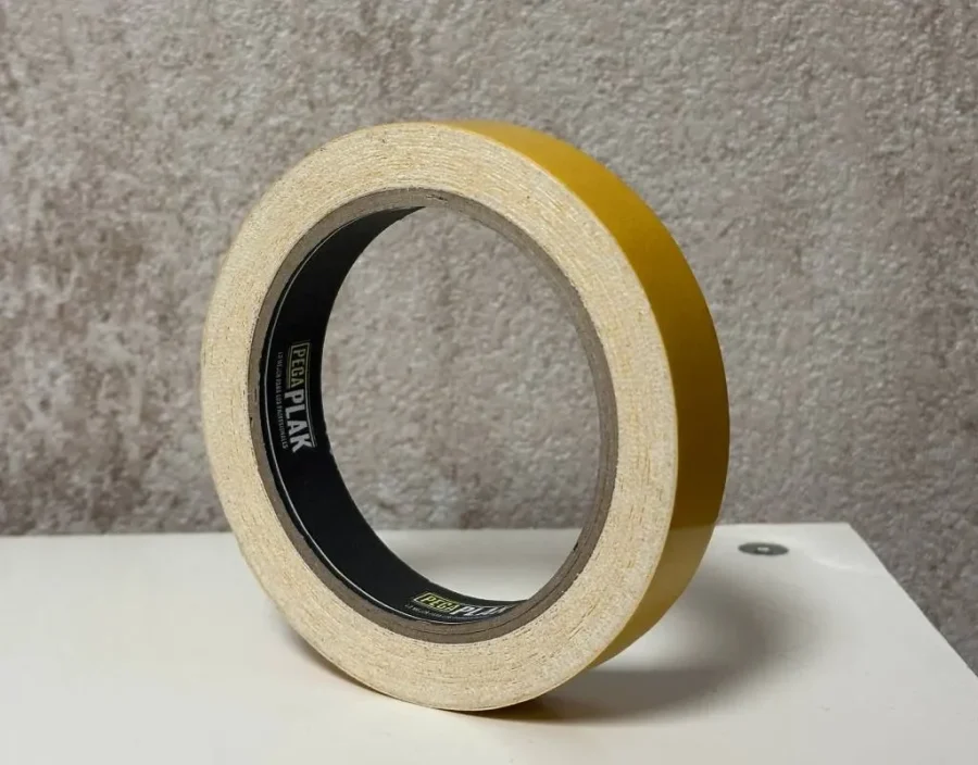 Rollo de cinta de doble cara Pegaplak de tejido de algodón con liner de papel amarillo, para fijar moquetas y alfombras